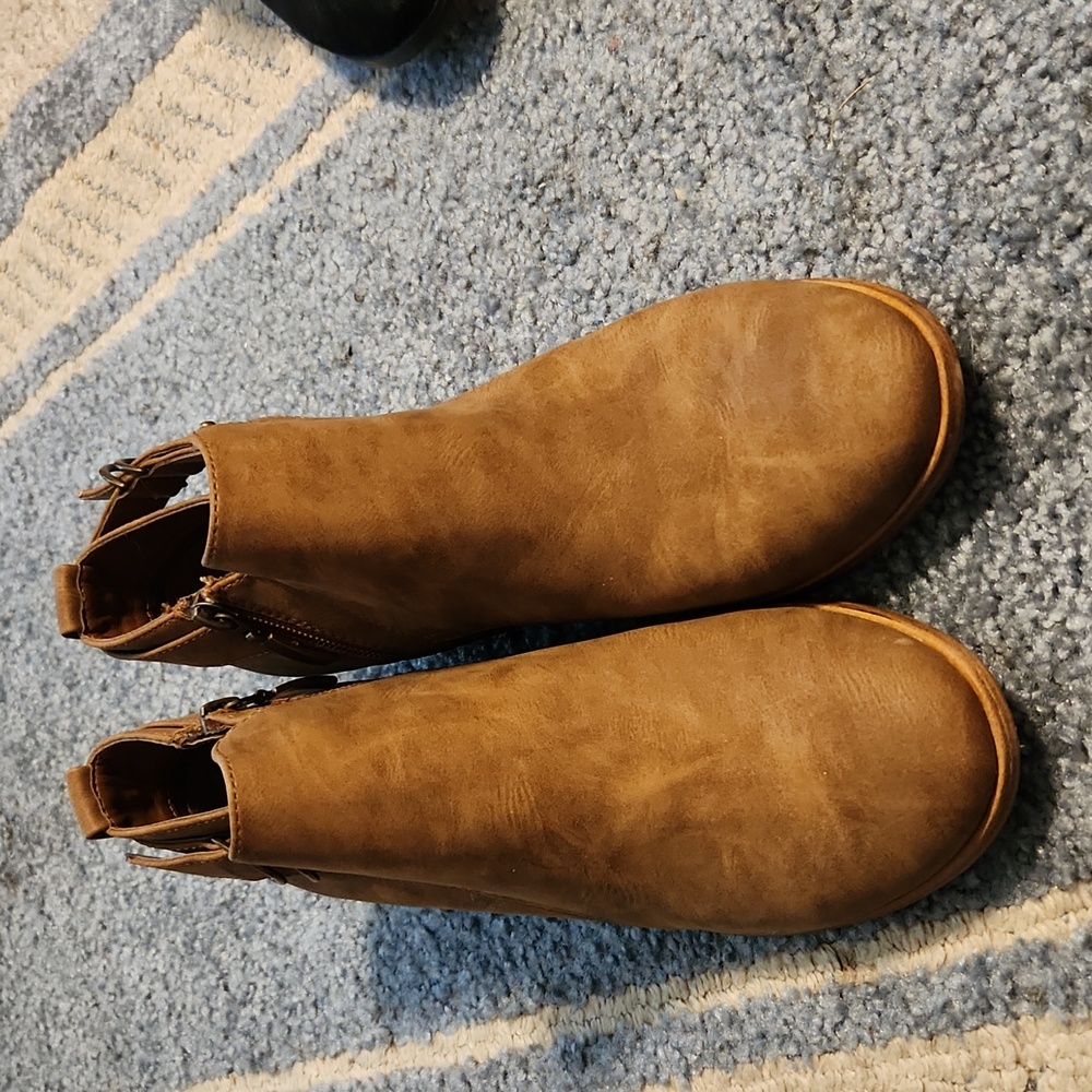 Size 8 1/2 Xappeal tan suede ankle height boots with side zipper